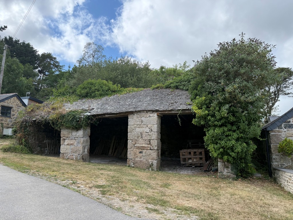 Lot: 138 - TIMBER CHALET WITH RESIDENTIAL USE, GRANITE CARTHOUSE WITH PLANNING IN PRINCIPLE, PLUS GARDENS AND PARKING - Front elevation of former cart house